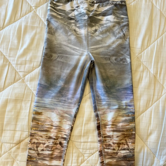 Leggings since medium- fit like a small - Picture 2 of 3